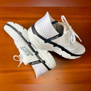 Skechers Men’s Max Cushioning Slip-Ins 8.5 Hands Free Walking Sneakers White Blk